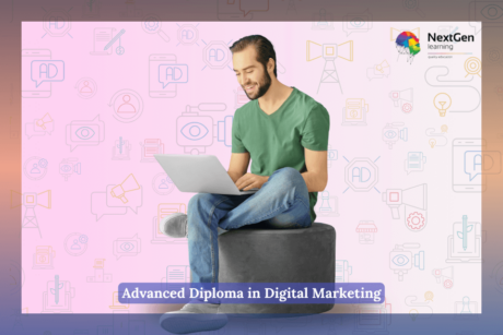 Young man using laptop while sitting on stool – Diploma in Digital Marketing, marketing digital course online.
